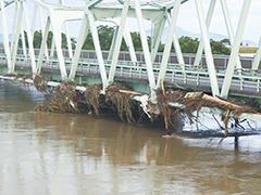 【写真】平成23年7月の新潟・福島豪雨（小須戸橋）