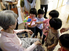 【写真】子どもたちと入居者の触れ合いの様子