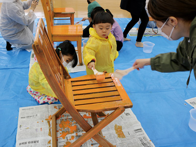 【写真】椅子の塗装イベントの様子