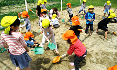 【写真】園庭で遊んでいる様子