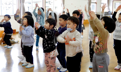 【写真】ホールでお遊戯をしている様子