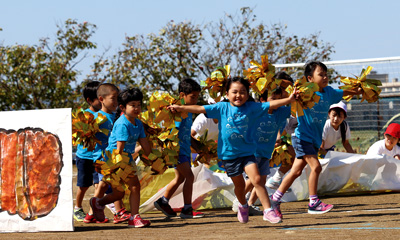 【写真】園庭でダンスしている様子