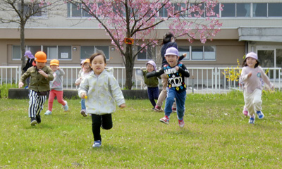 【写真】園庭で遊んでいる様子