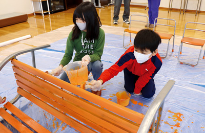 【写真】見守りの椅子の塗装作業