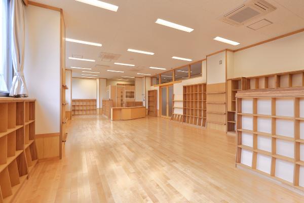 新通つばさ小学校 図書室の写真