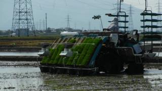 自動操舵システムを付けた田植機