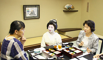 料亭の味と芸妓(げいぎ)の舞