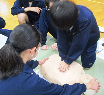 心肺蘇生法を学ぶようす