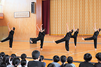 春木さんたちが生徒の前で踊りを披露