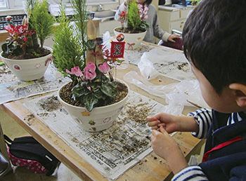 お正月を迎える寄せ植えと飾り作り