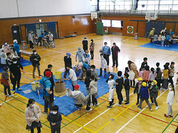 餅つき大会(木戸小学校)