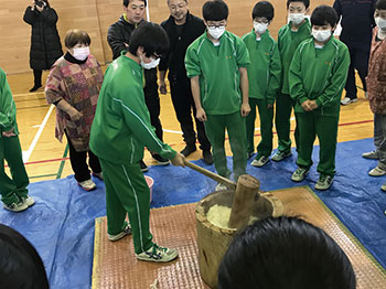 地域との交流餅つき(藤見中学校)