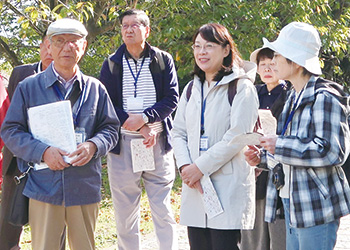 昨年の「東区歴史浪漫まち歩き」に参加した堀内区長