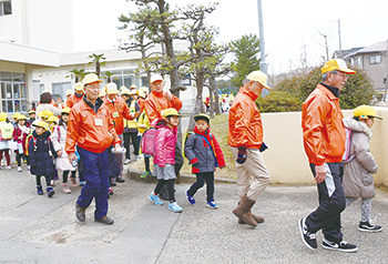 小学生の下校を見守り