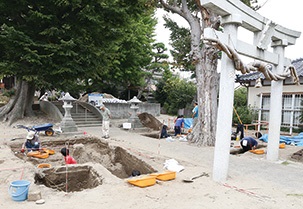 牡丹山諏訪神社古墳の発掘調査の様子