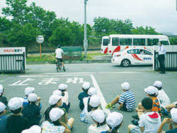 自動車学校で自転車安全教室（大形小学校）