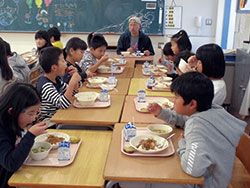 ランチタイムへようこそ（牡丹山小学校）