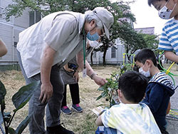 野菜づくりの先生から教わったよ（江南小学校）