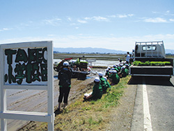 学校田田植え体験(竹尾小学校)