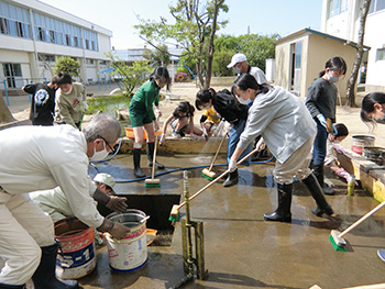 めだかよ元気に　中庭の池そうじ