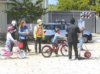 交通ルールを守って安全運転!!(竹尾小学校)