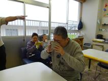 抹茶を飲む様子