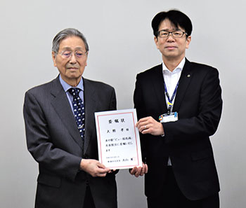 ビュー福島潟名誉館長に大熊孝さん(写真左)が就任