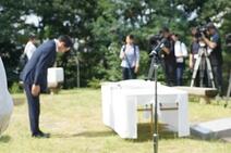 令和6年度平和祈念碑献花式の様子（中原市長献花）