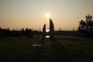 水戸教公園平和祈念碑の写真（夕方）