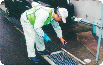 雨水ます清掃の様子