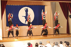 角兵衛獅子を演舞している写真