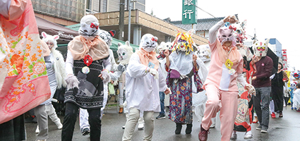 猫の仮装で白根の町を行進している写真