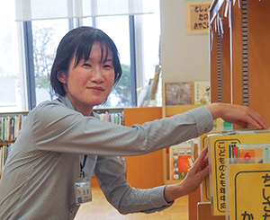 白根図書館　浅妻聡子司書の写真