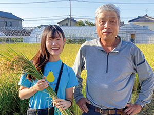 片野さんと並び笑顔の前田隊員の写真