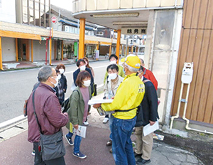 南区自治協議会会長・髙橋直廣さんがガイドをしている写真