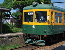 線路にかぼちゃ電車が停車している写真