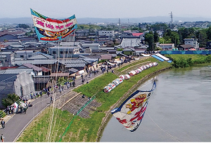 ドローンから撮影した白根大凧合戦の様子の写真