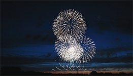 夜空に上がっている3つの大きな花火の写真