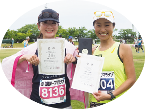 １０ｋｍマラソンの部　40歳以上49歳以下　3位の「柳澤　零無」さん、8位の「本間　寛美」さんが賞状をもって並んでいる写真