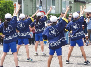 小学生が法被を着てダンスしている写真