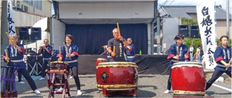 白根大凧太鼓　勇南(いさな)が太鼓の演奏をしている写真