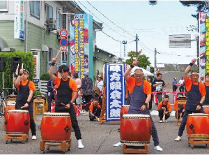 味方穀倉太鼓がオープニングで太鼓の演奏を披露している写真