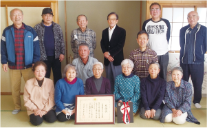 大通地区の長友洋征(ひろゆき)さんと花植えを一緒にしているグループの集合写真