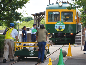 かぼちゃ電車とトロッコの写真