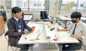 白根高校の文化祭の準備をしている杉崎さんと生徒の写真