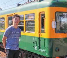 山本瑞彬（みずあき）さんとかぼちゃ電車の写真