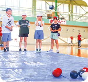 小林小学校　ボールを使ったゲームを考えている写真