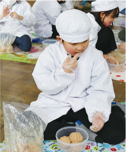 みそを味見する児童の写真