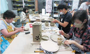 昨年度の陶芸講座、受講生がテーブルの上で粘土をこね、作品づくりをしている写真