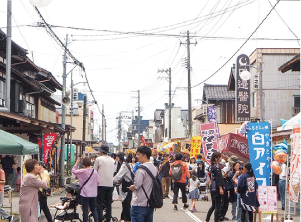 凧合戦開催中でたくさんの人で商店街がにぎわっている写真